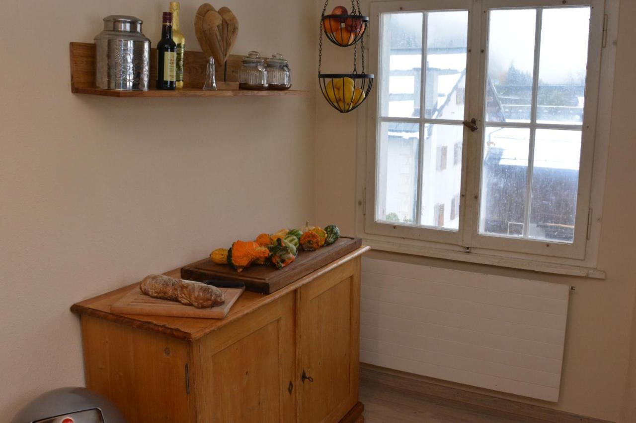 Alte Post Mit Geschichte Und Restaurant Apartment Tavanasa Bagian luar foto