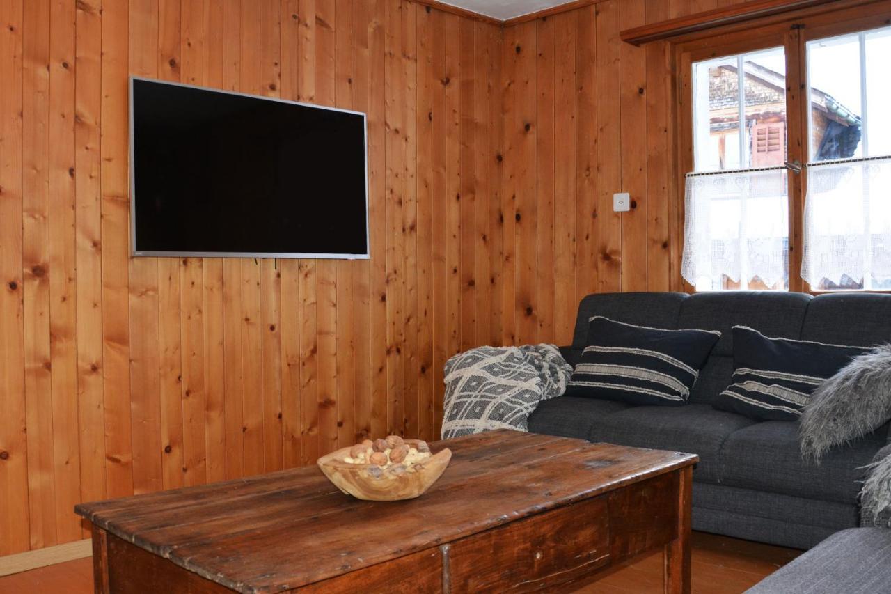 Alte Post Mit Geschichte Und Restaurant Apartment Tavanasa Bagian luar foto