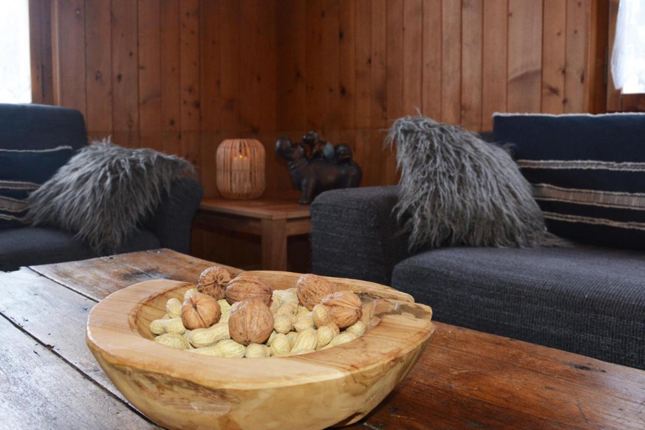 Alte Post Mit Geschichte Und Restaurant Apartment Tavanasa Bagian luar foto