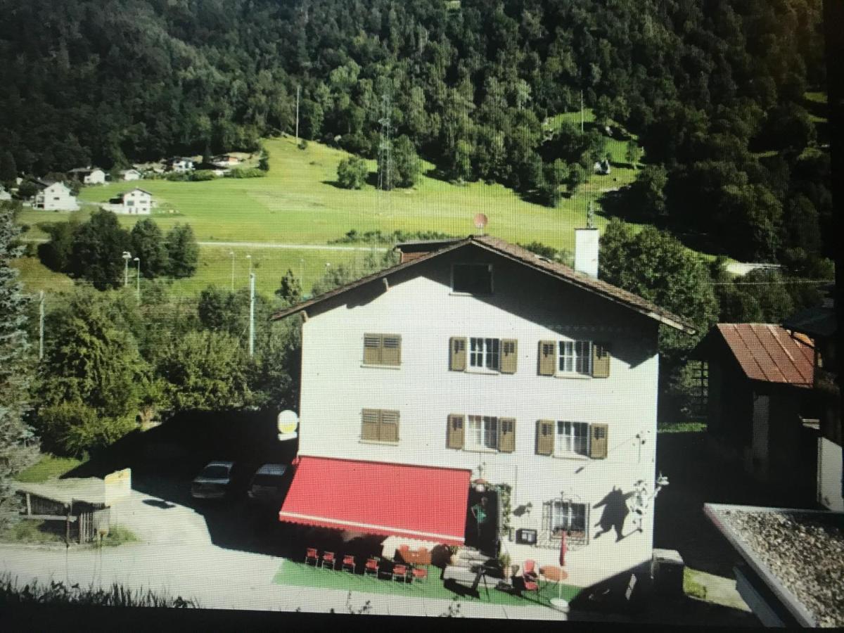 Alte Post Mit Geschichte Und Restaurant Apartment Tavanasa Bagian luar foto