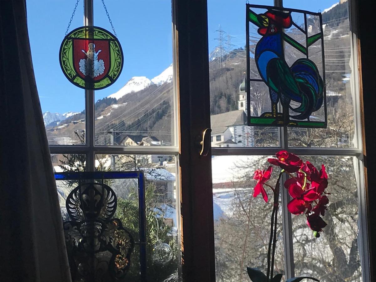 Alte Post Mit Geschichte Und Restaurant Apartment Tavanasa Bagian luar foto