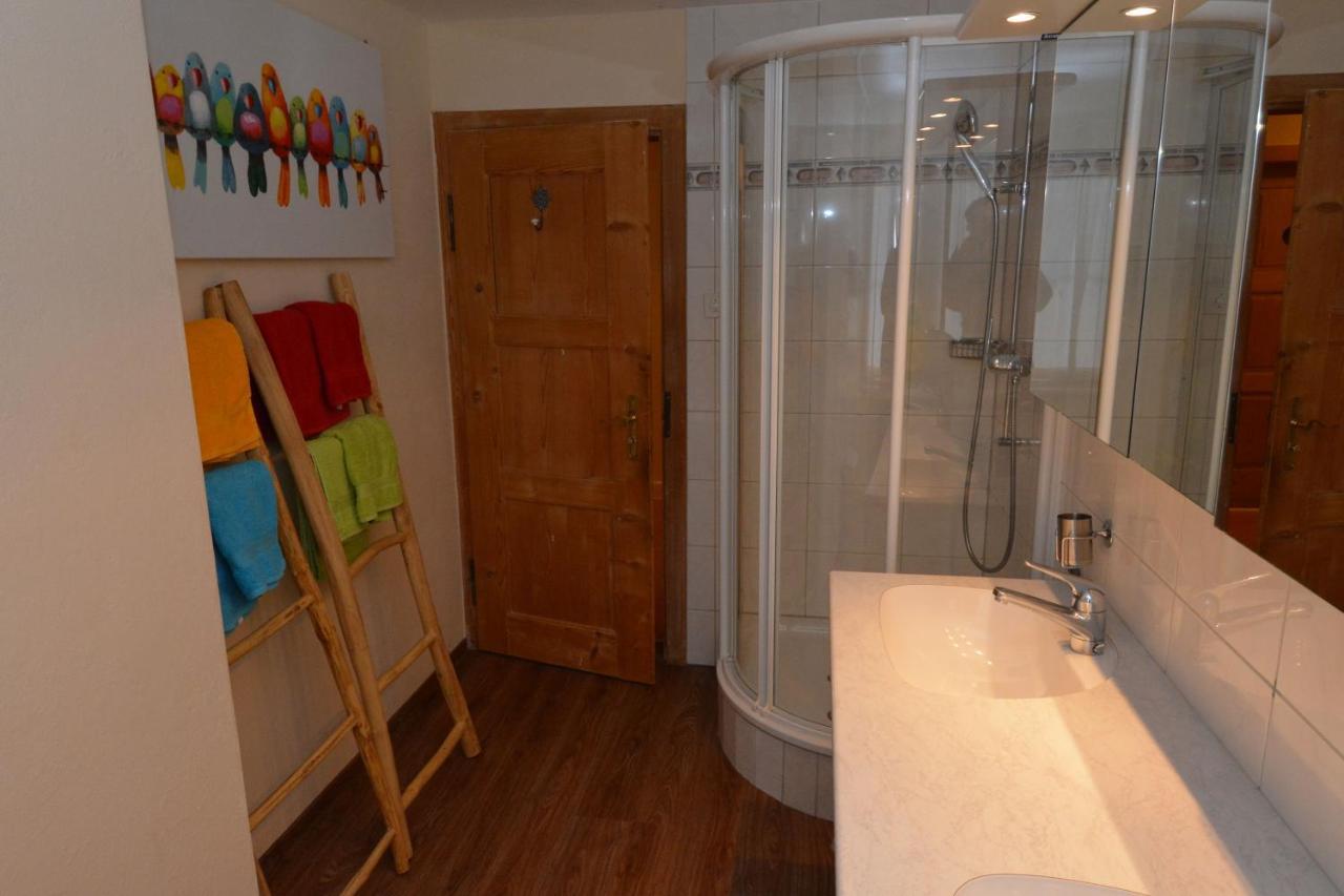 Alte Post Mit Geschichte Und Restaurant Apartment Tavanasa Bagian luar foto