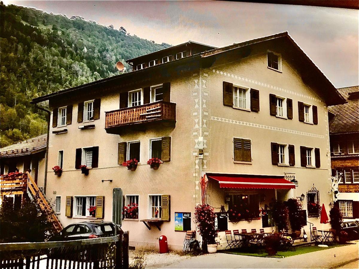 Alte Post Mit Geschichte Und Restaurant Apartment Tavanasa Bagian luar foto
