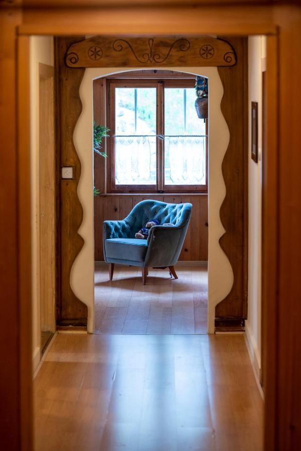 Alte Post Mit Geschichte Und Restaurant Apartment Tavanasa Bagian luar foto
